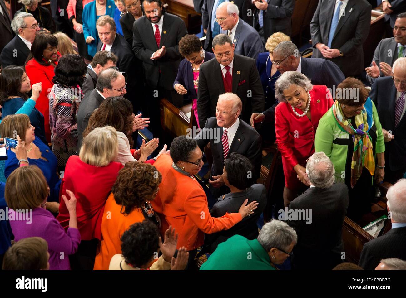 Washington DC, USA. 12 janvier, 2016. Le Vice-président américain Joe Biden salue les membres du Cabinet avant l'état de l'Union dans la chambre Chambre à la capitale américaine le 12 janvier 2016 à Washington, DC. Banque D'Images