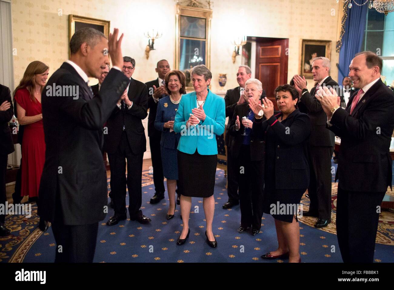 Washington DC, USA. 12 janvier, 2016. Président américain Barack Obama est félicité par les membres du Cabinet et du personnel à l'arrivée à une réception dans la salle bleue de la Maison Blanche à la suite de son dernier état de l'Union le 12 janvier 2016 à Washington, DC. Banque D'Images