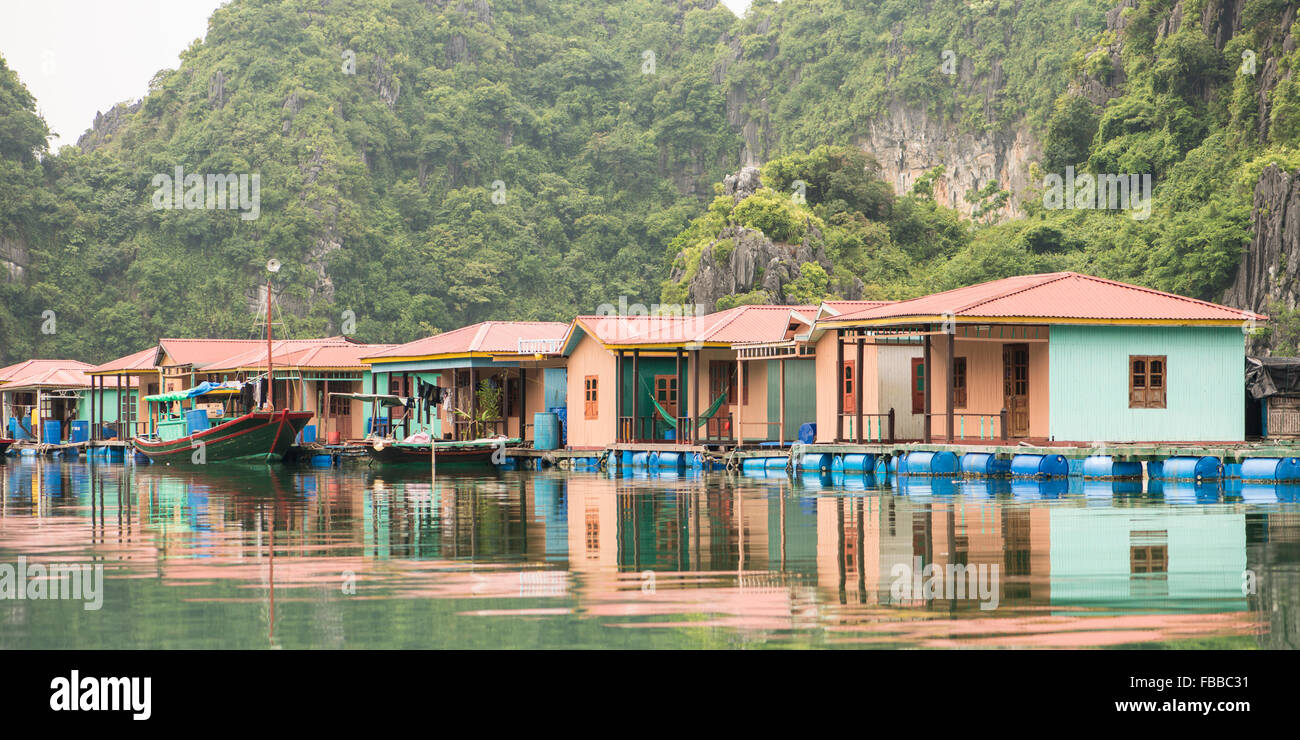 Village de pêcheurs flottant, Halong Bay, Vietnam Banque D'Images