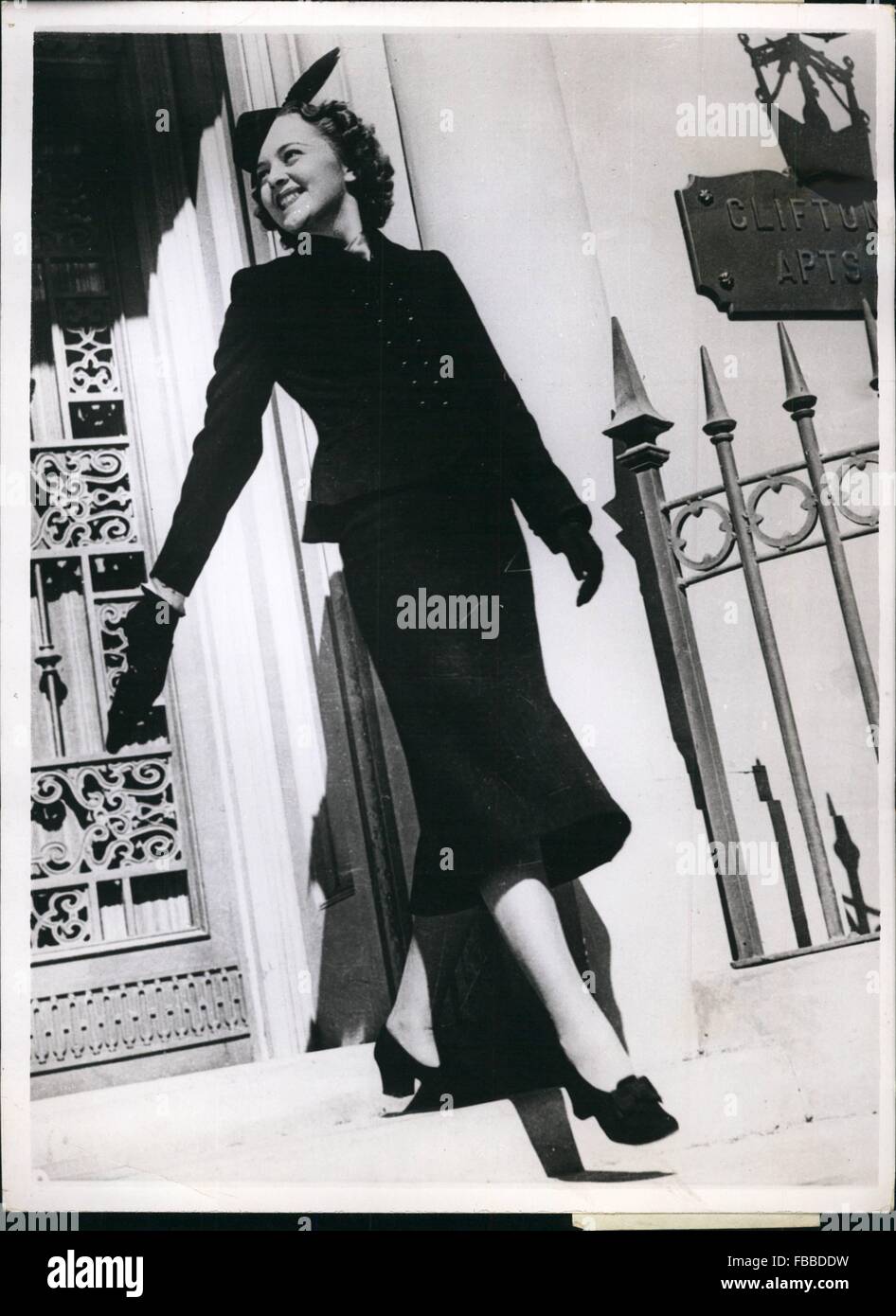 1955 - Un jeune ensemble. : Pour le jeune, moderne, ce costume est enchanteur . Il est réalisé en laine marine d'une qualité lourde, avec une veste cintrée et jupe de torchage. Deux lignes de boutons sont la seule taille, mais la marine est éliminée par l'scarft écarlate au cou et la jaunty fleuron de la kiltie hat. © Keystone Photos USA/ZUMAPRESS.com/Alamy Live News Banque D'Images