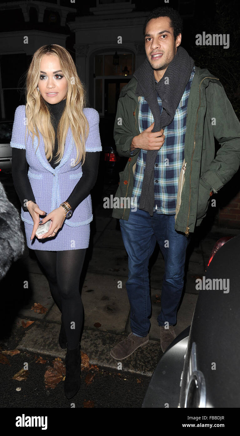 Rita Ora d'arriver chez lui, après avoir remporté l'émission de télévision 'X Factor' avec son investiture Louisa Johnson, sur ses débuts en tant que juge de la saison avec : Rita Ora Où : London, Royaume-Uni Quand : 14 déc 2015 Banque D'Images
