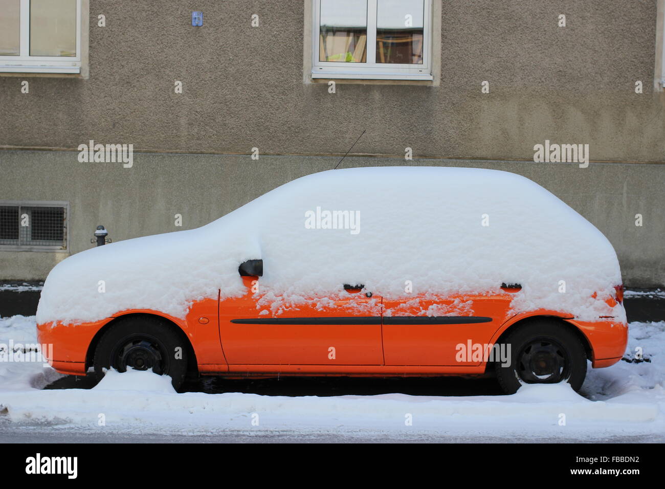 Parking voiture avec la neige en hiver Banque D'Images