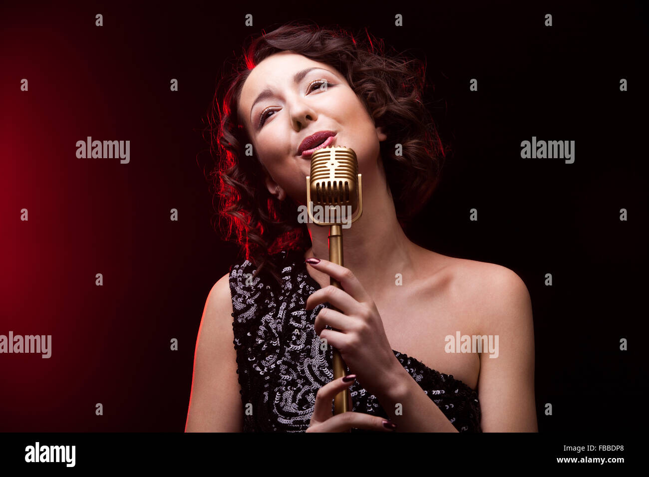 Female singer microphone elegant black Banque de photographies et d