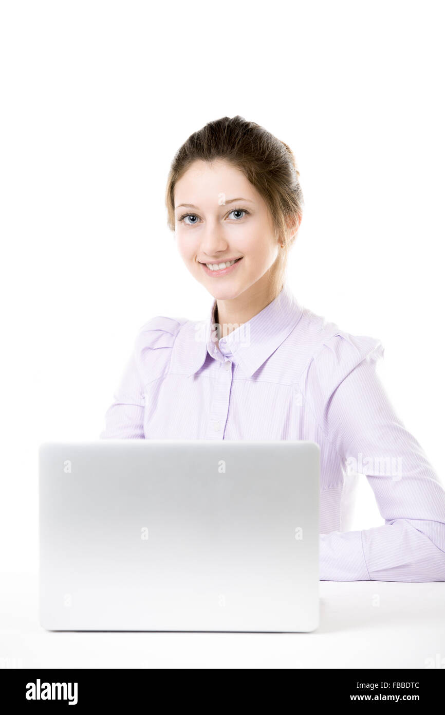 Beautiful Girl smiling, assise avec un ordinateur portable, d'étudiant ou de femme d'affaires dans l'usure formelle de travailler devant l'ordinateur portable Banque D'Images