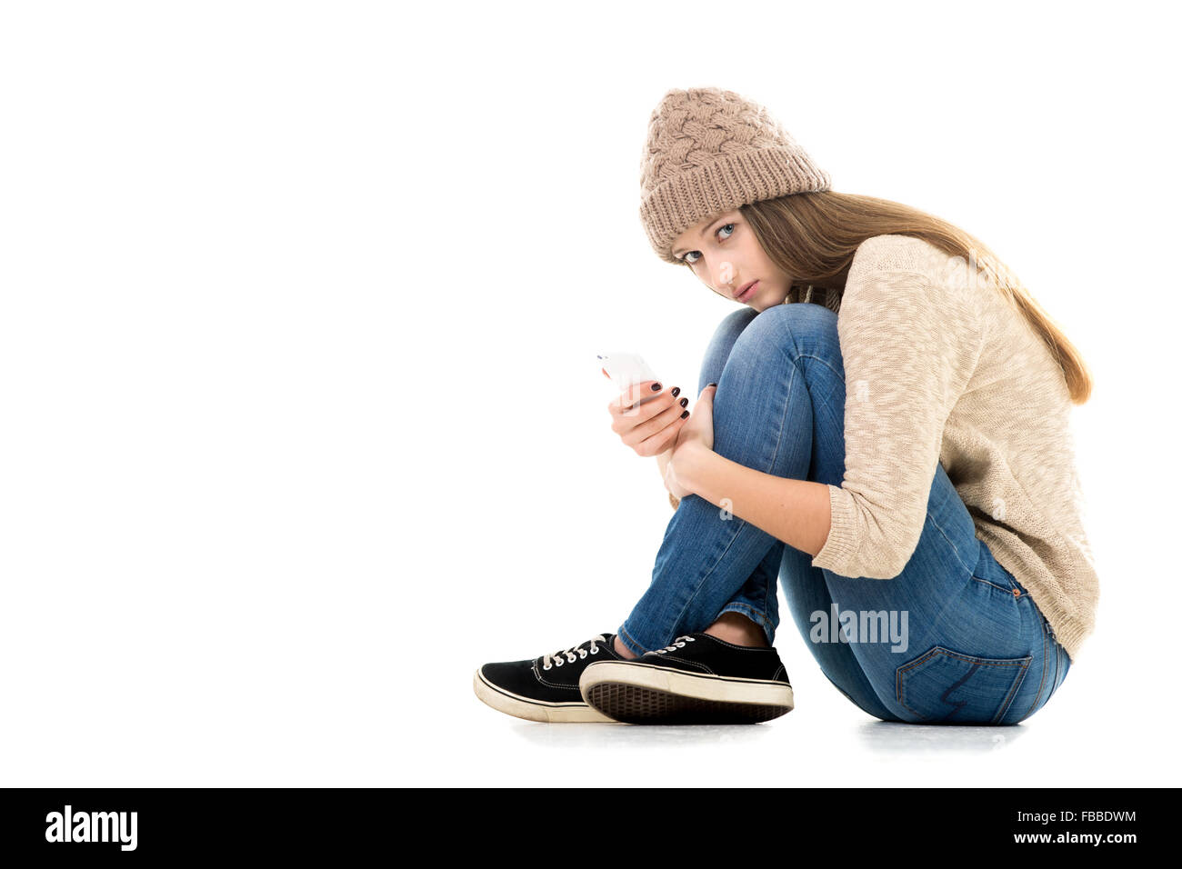 Situation de vie difficile, problèmes de relations, de l'âge rebelle. Teenage girl holding smartphone, en attente d'appel ou message, l Banque D'Images