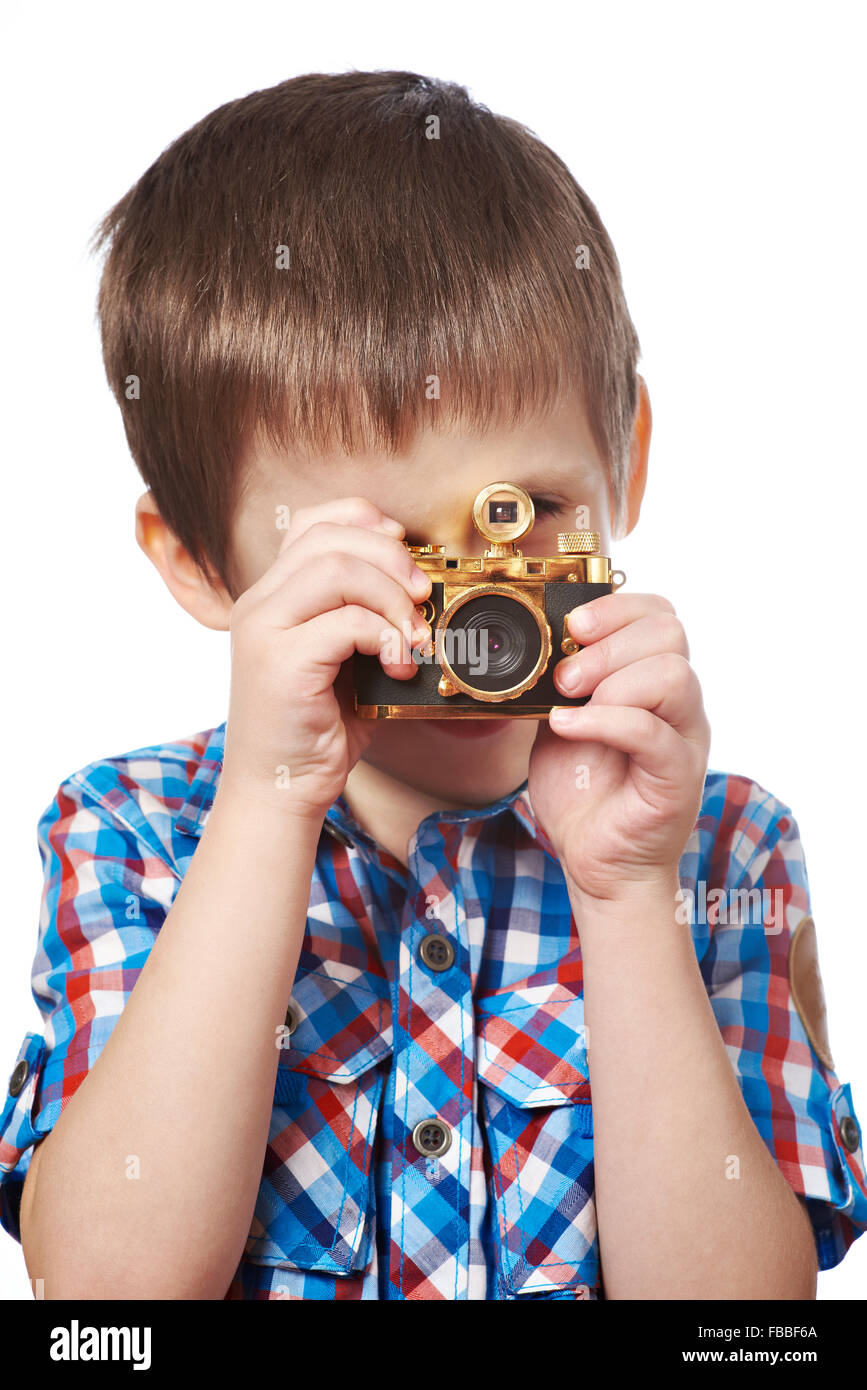 Petit garçon reporter photographe prise de vue avec appareil photo retro or close-up isolés Banque D'Images