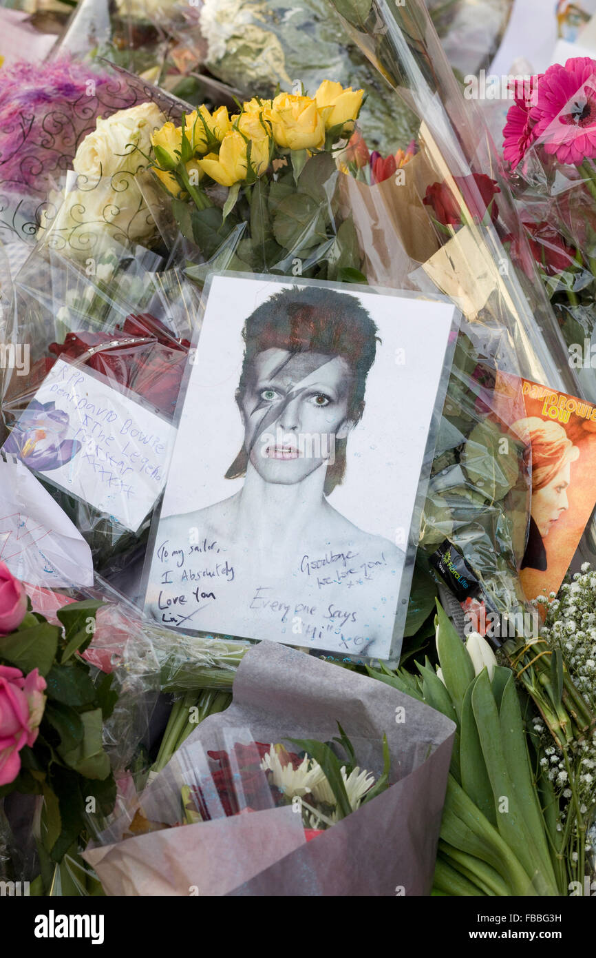 Les hommages et les messages de fans, peinture murale du décès de David Bowie à Brixton Banque D'Images