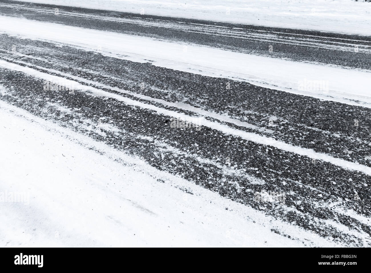 Photo de fond d'hiver route glissante en asphalte, sous la couche de neige fraîche Banque D'Images
