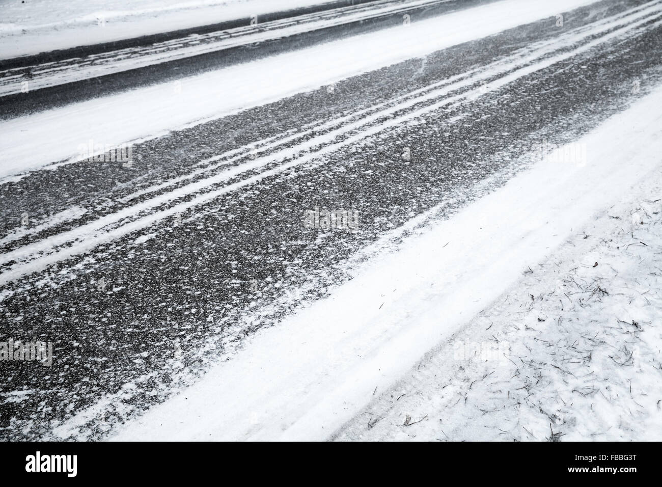 Fond d'hiver route glissante en asphalte, sous la couche de neige fraîche Banque D'Images