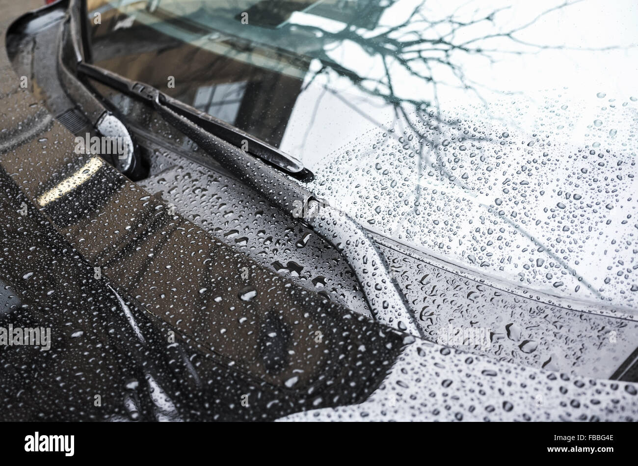 Capot de voiture noir fragment et essuie-glaces avec gouttes de pluie sur elle, photo gros plan avec mise au point sélective et peu profondes 6 Banque D'Images