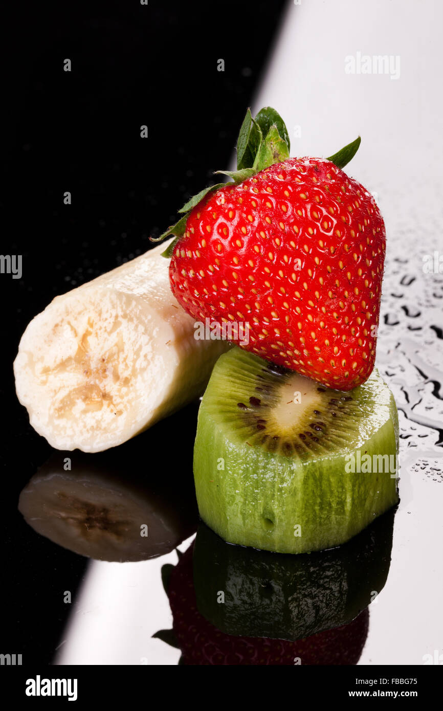 Petits fruits nourriture frais fraîcheur dessert verre macro close up produit Banane Fraise kiwi background studio manger comestible Banque D'Images