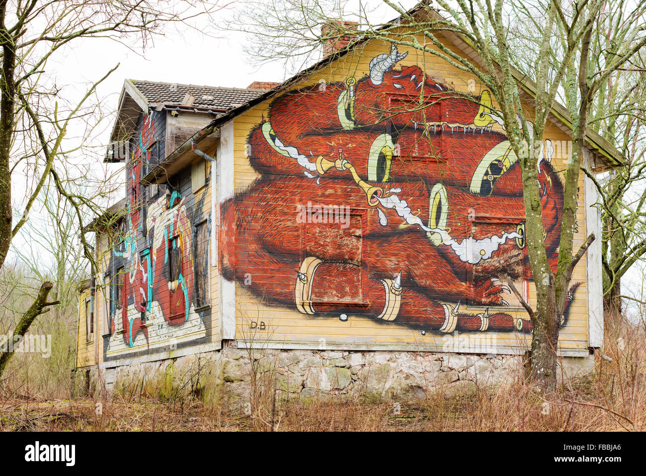 Edestad, Suède - le 12 janvier 2016 : Une vieille maison abandonnée et de monstres et dragons face cochon peint sur elle. Maison est surro Banque D'Images