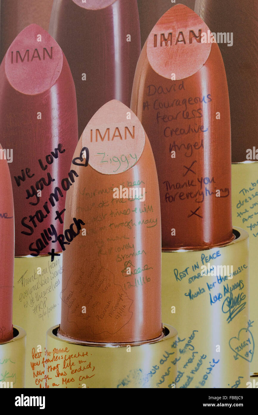 Les hommages et les messages de fans, peinture murale du décès de David Bowie à Brixton Banque D'Images