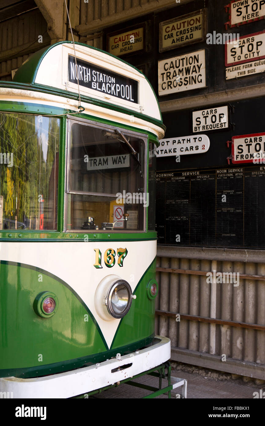 Royaume-uni, Angleterre, Derbyshire, Crich, Tramway Museum, 1928 Corporation de Blackpool pantographe Transport tram 167 en faire avec des signes Banque D'Images