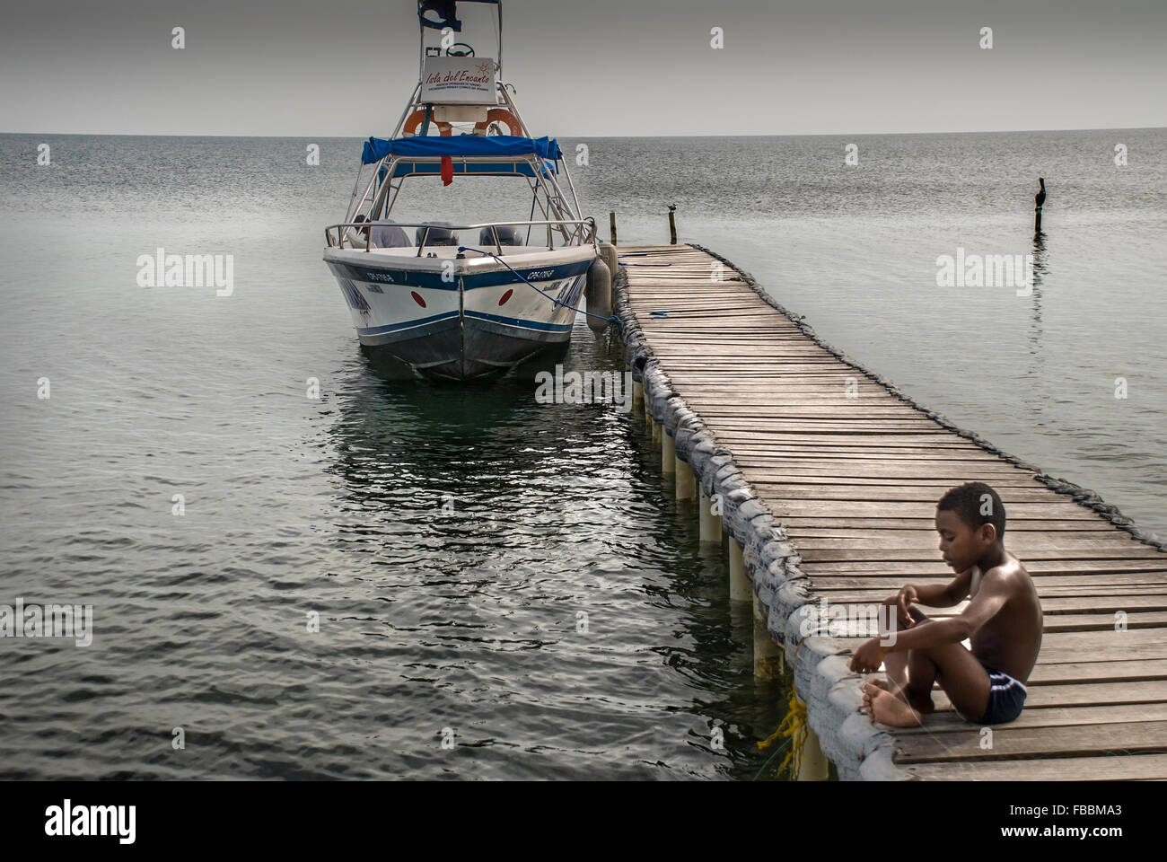 Garçon de pêche à l'îles Rosario, Caribbea colombien Banque D'Images