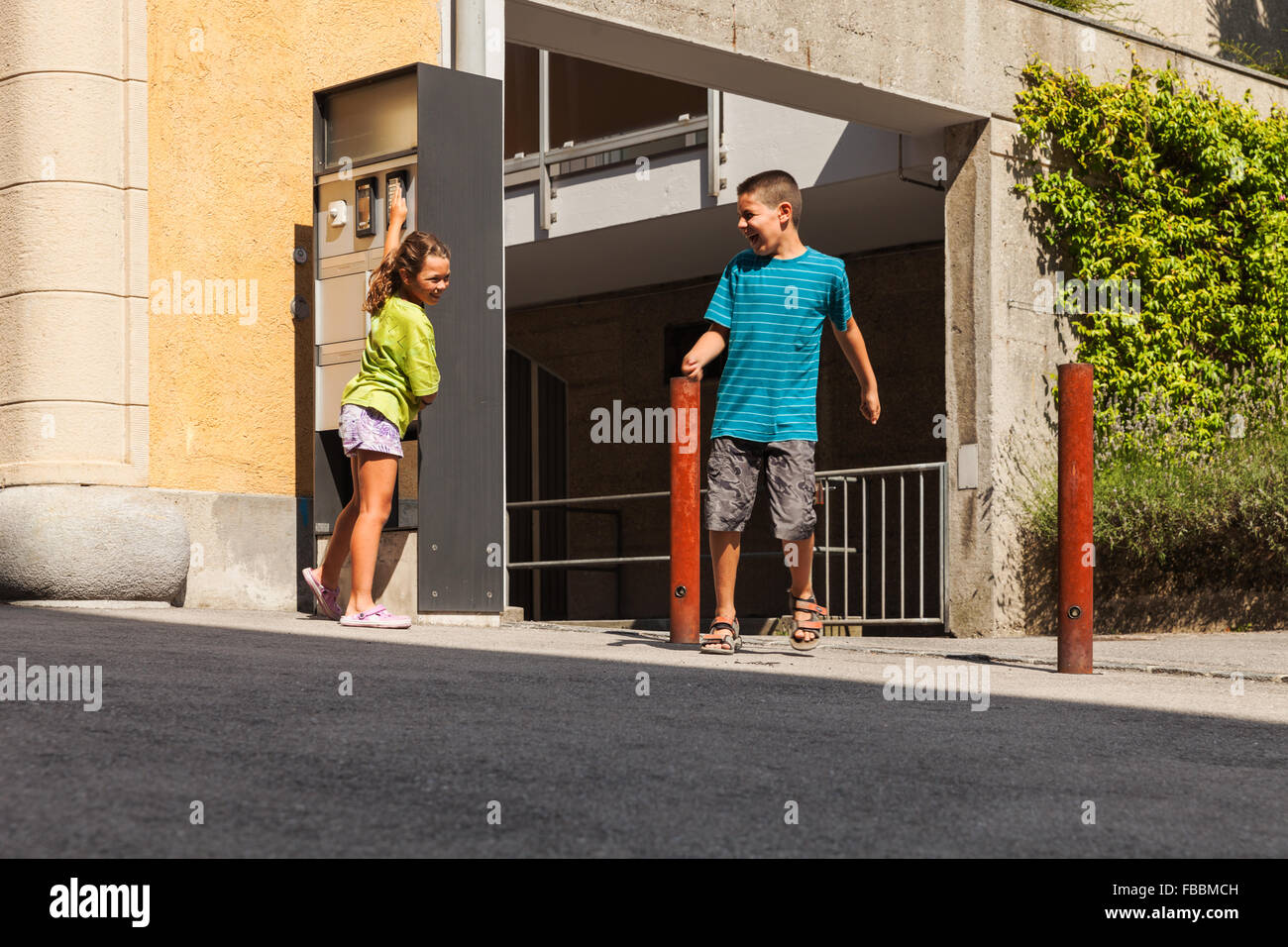 Les enfants sonner la cloche et s'enfuir Banque D'Images