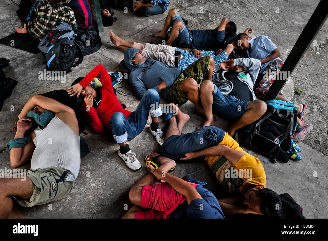 Immigrants népalais, la position des États-Unis, se coucher sur le sol dans le poste frontière après la traversée de Darién gap, le Panama. Banque D'Images