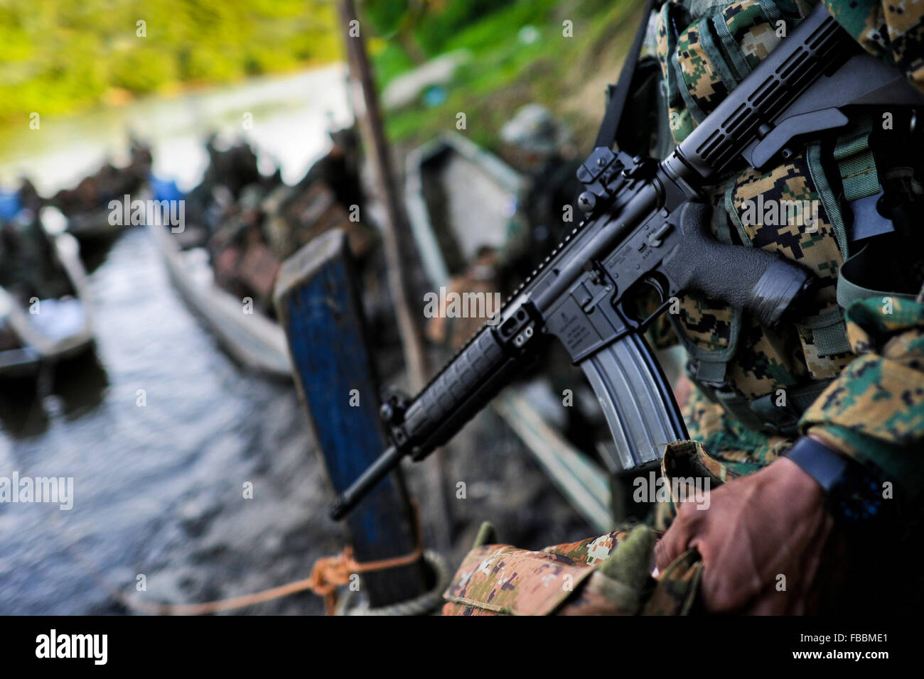 Un soldat panaméen se lance dans une pirogue alors qu'il escortait les immigrants dans la jungle du Darién gap au Panama. Banque D'Images