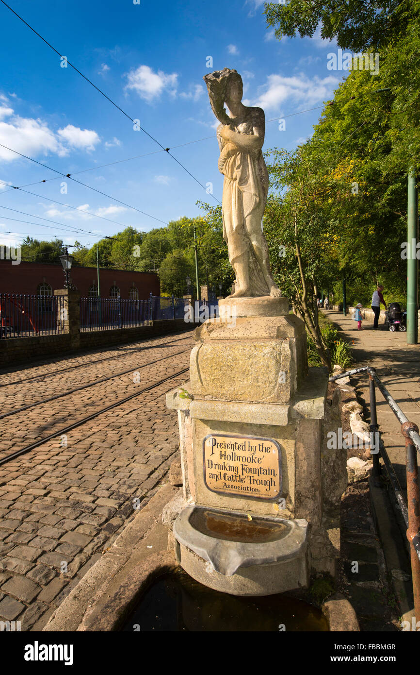 Royaume-uni, Angleterre, Derbyshire, Crich, Tramway Museum, statue au-dessus de Holbrooke Fontaine d'eau potable et de l'élevage, par l'Association creux Banque D'Images