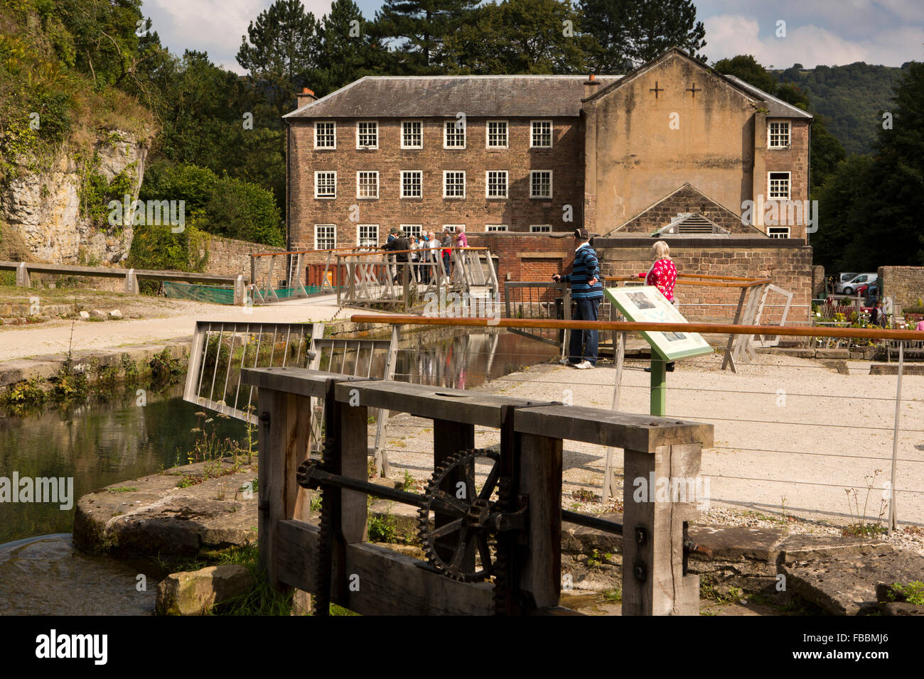 Royaume-uni, Angleterre, Derbyshire, Moulin de Cromford, visiteurs sur Visite guidée au-dessus waterwheel pit Banque D'Images