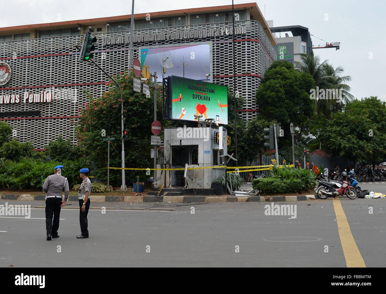 Jakarta, Indonésie. 14 Jan, 2016. Les policiers de garde à l'explosion à Jakarta, Indonésie, 14 janvier 2016. Sept personnes, dont deux kamikazes ont été tués et 20 autres blessés dans des explosions de suicide à Jakarta, capitale de l'Indonésie, le jeudi. Il Crédit : Summer Palace/Xinhua/Alamy Live News Banque D'Images