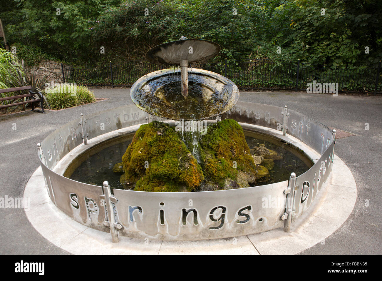 Royaume-uni, Angleterre, Derbyshire, Matlock Bath, South Parade, écoulement de l'eau sculpture moussu Banque D'Images