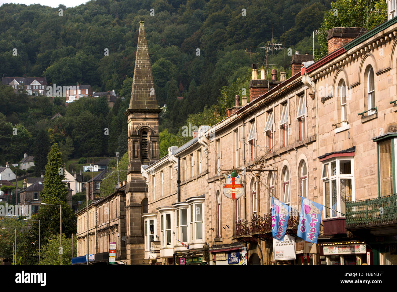 Royaume-uni, Angleterre, Derbyshire, Matlock Bath, North Parade, des boutiques et de la tour de l'ancienne Église Méthodiste, maintenant le marché couvert Banque D'Images