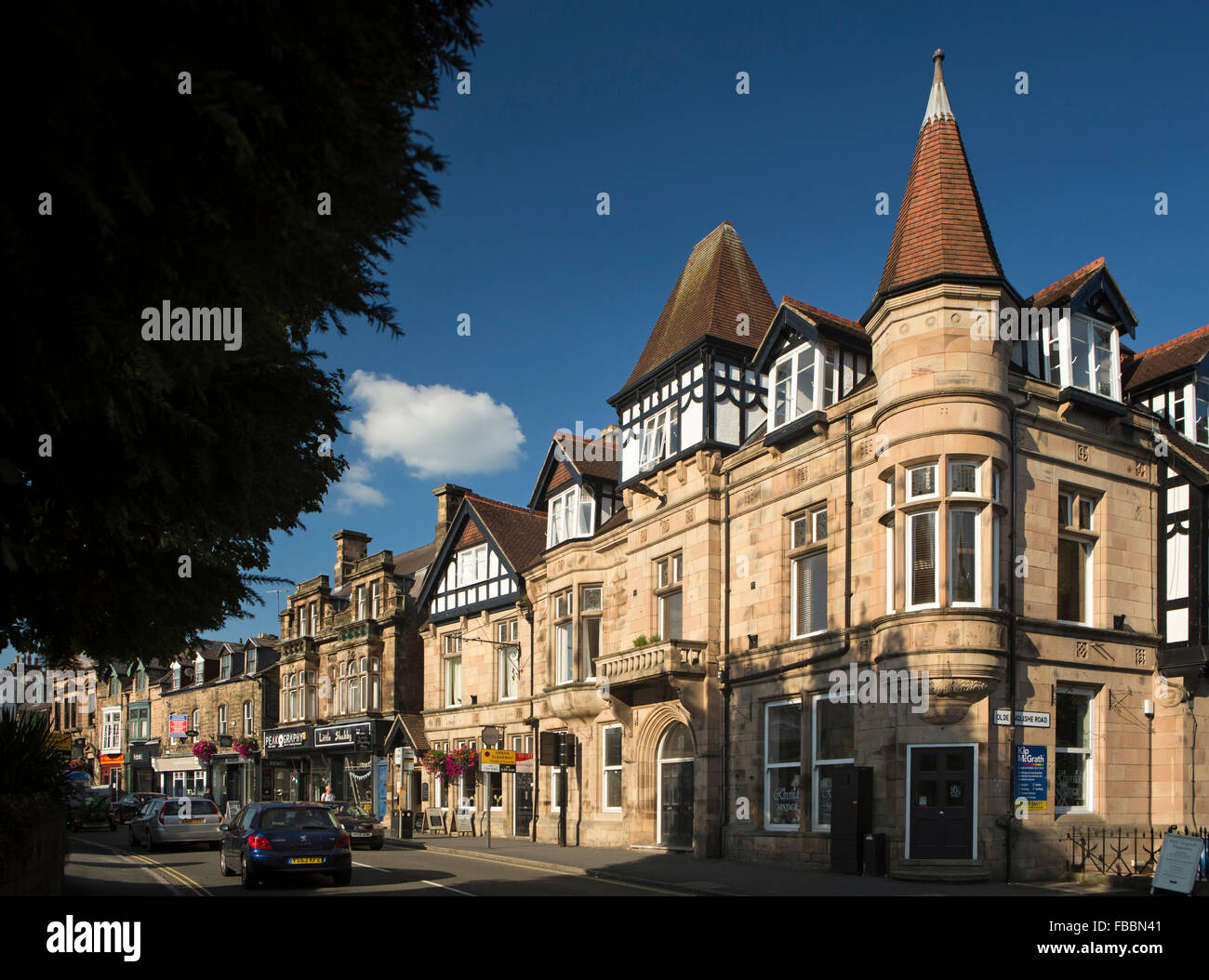 Royaume-uni, Angleterre, Matlock Derbyshire, pont, Dale Road, boutiques dans grand Victorian bâtiments Banque D'Images