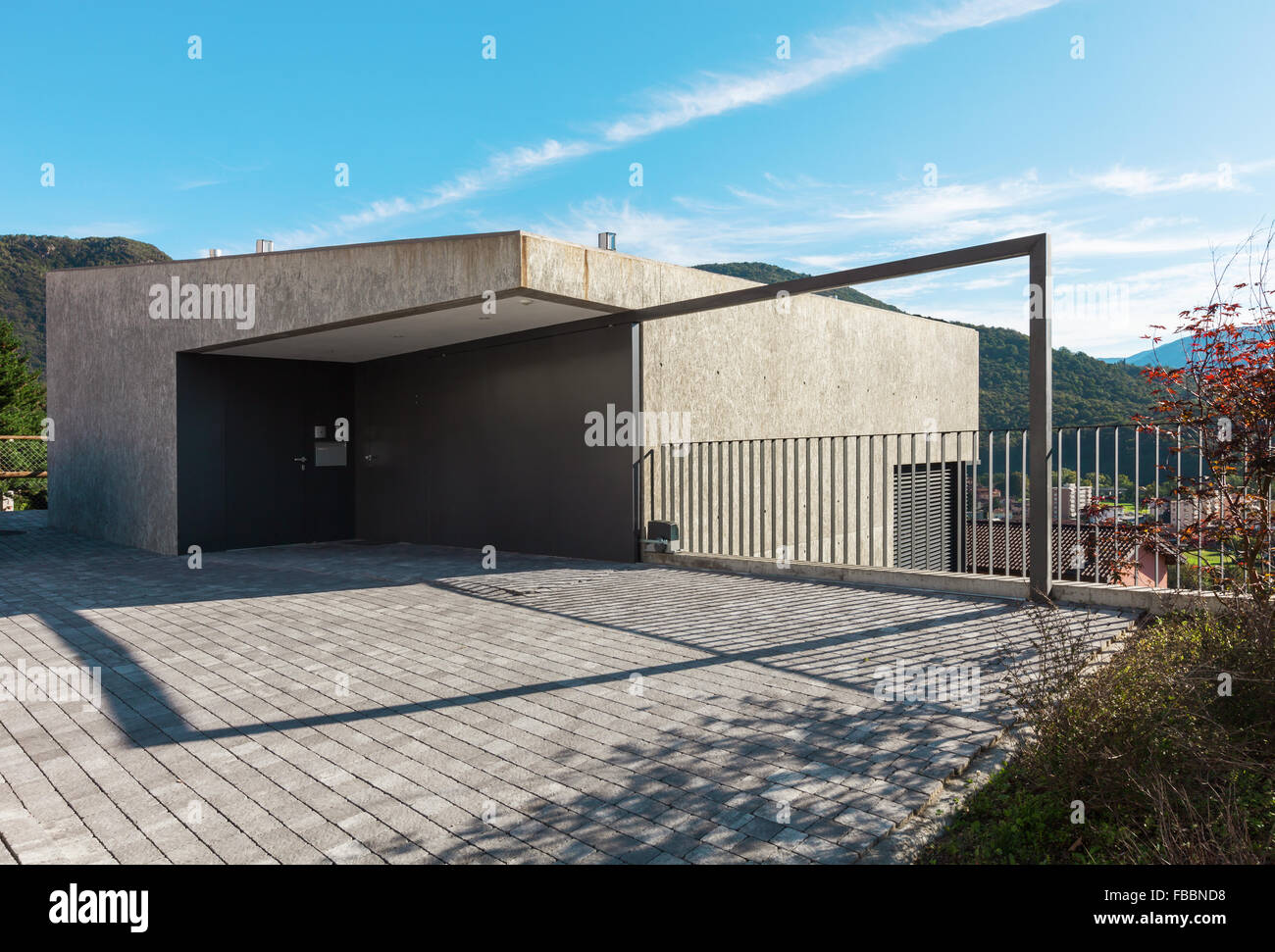 Maison moderne et minimaliste de béton carré Banque D'Images