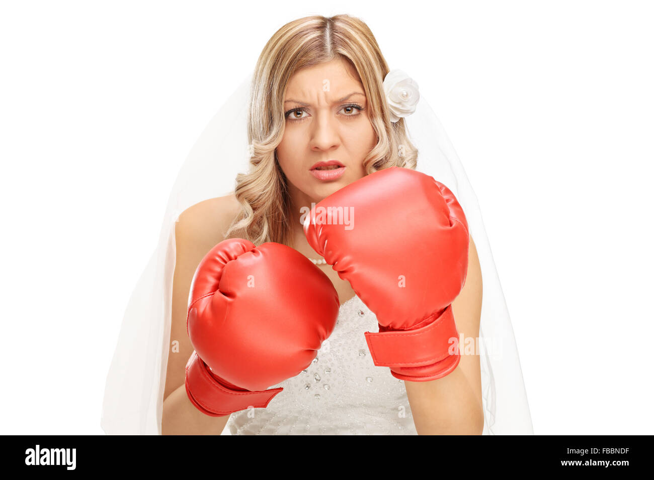 Portrait d'une jeune mariée en colère avec des gants de boxe rouge sur ses mains isolé sur fond blanc Banque D'Images