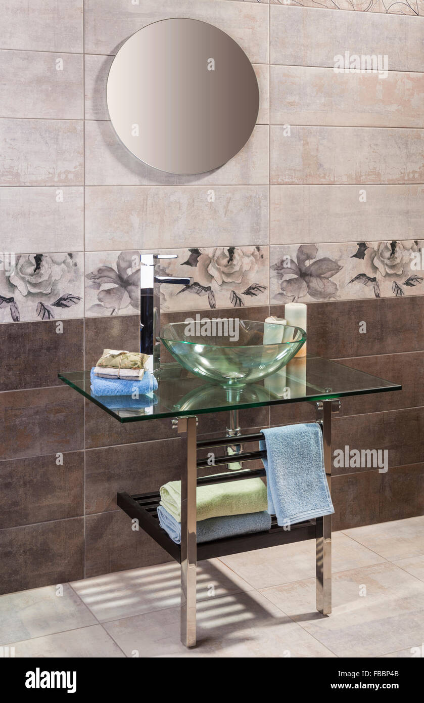 Détail d'une salle de bains privative de luxe avec miroir intérieur Banque D'Images