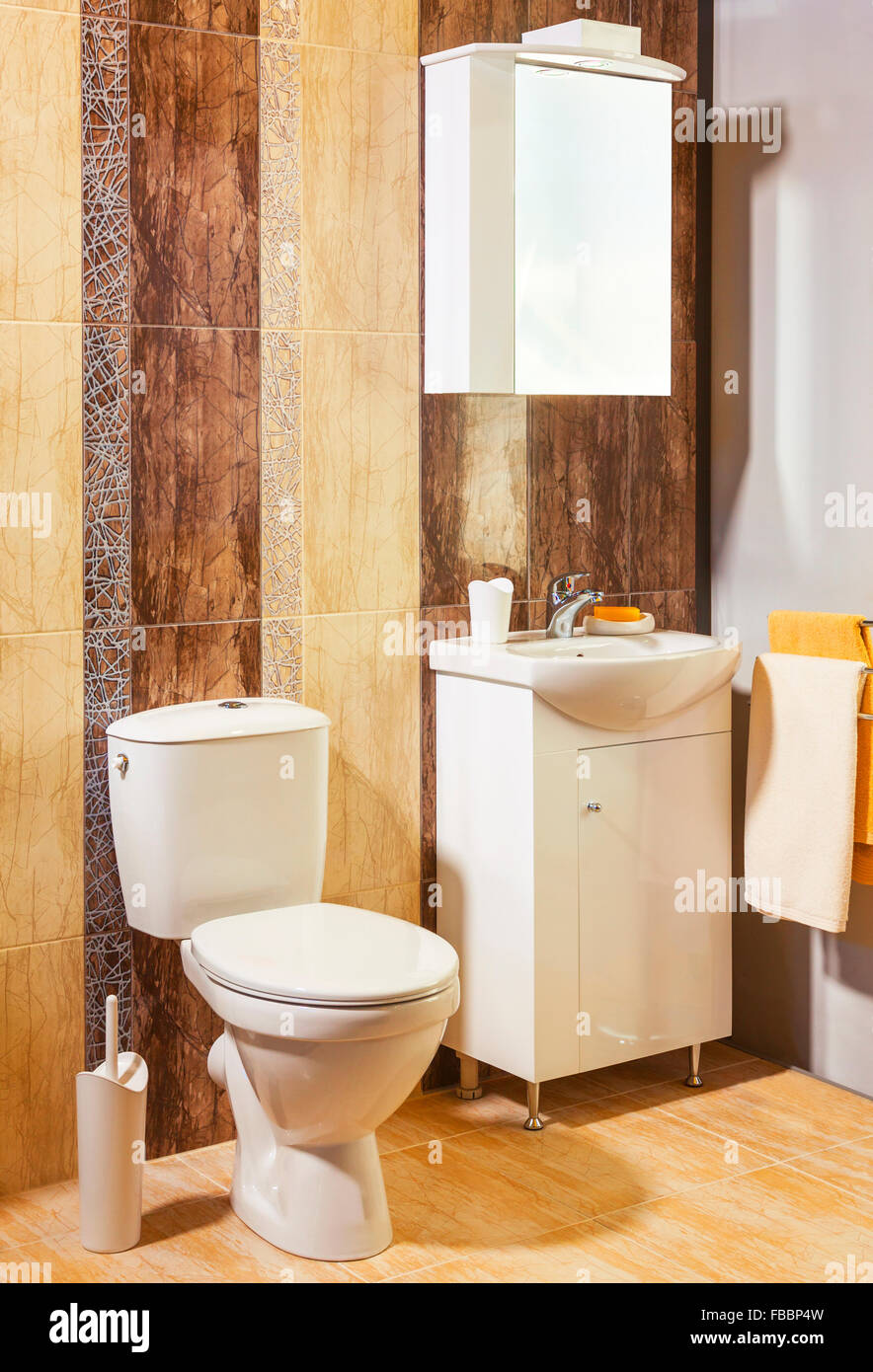 Salle de bains de luxe avec des carreaux marron et l'orange dans l'appartement Banque D'Images