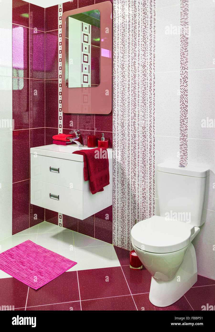 Décorées dans un style moderne de luxe toilettes avec des tuiles rouges Banque D'Images