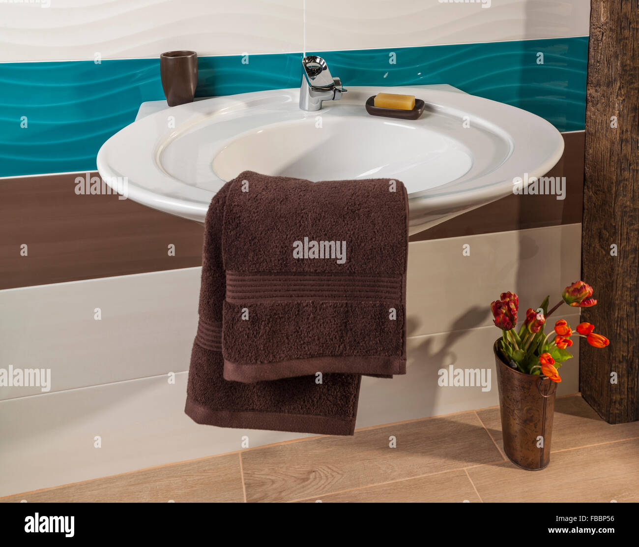 Lavabo dans une salle de bains moderne décorée avec des serviettes douces Banque D'Images