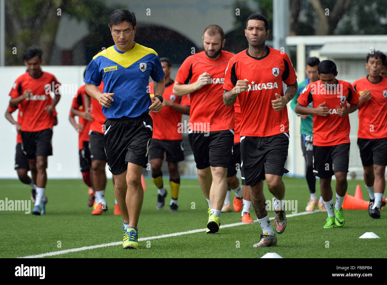 Singapour. 14 Jan, 2016. Ancien joueur de football Premier League anglaise (Jermaine Pennant/R) participe à la formation Tampine Rovers Football Club tenue à Jalan Besar Stadium, Singapour, 14 janvier 2016. Credit : Puis Chih Wey/Xinhua/Alamy Live News Banque D'Images