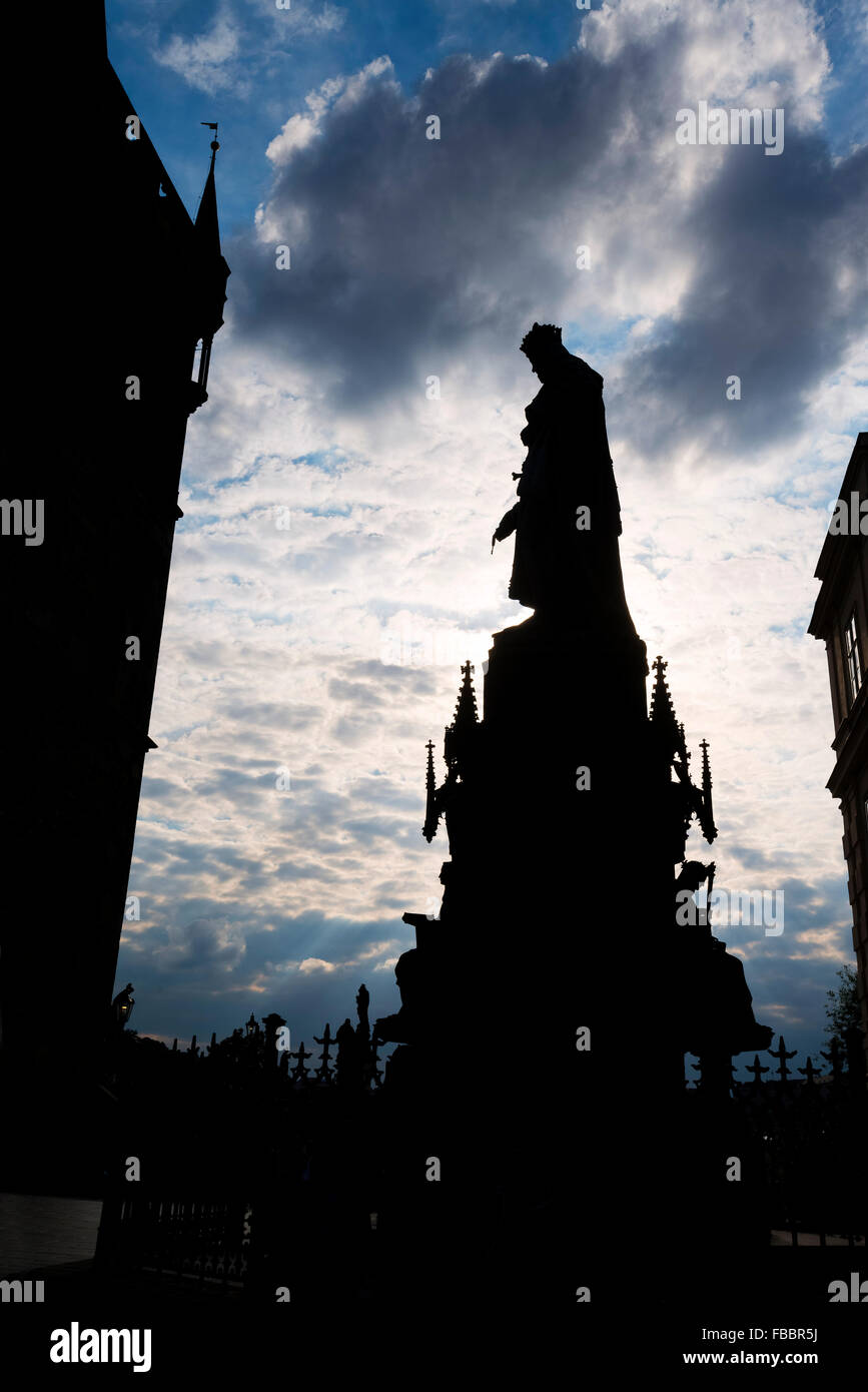 Statue de Charles IV en chevaliers de la Croix Square, Old Town Prague, République Tchèque Banque D'Images
