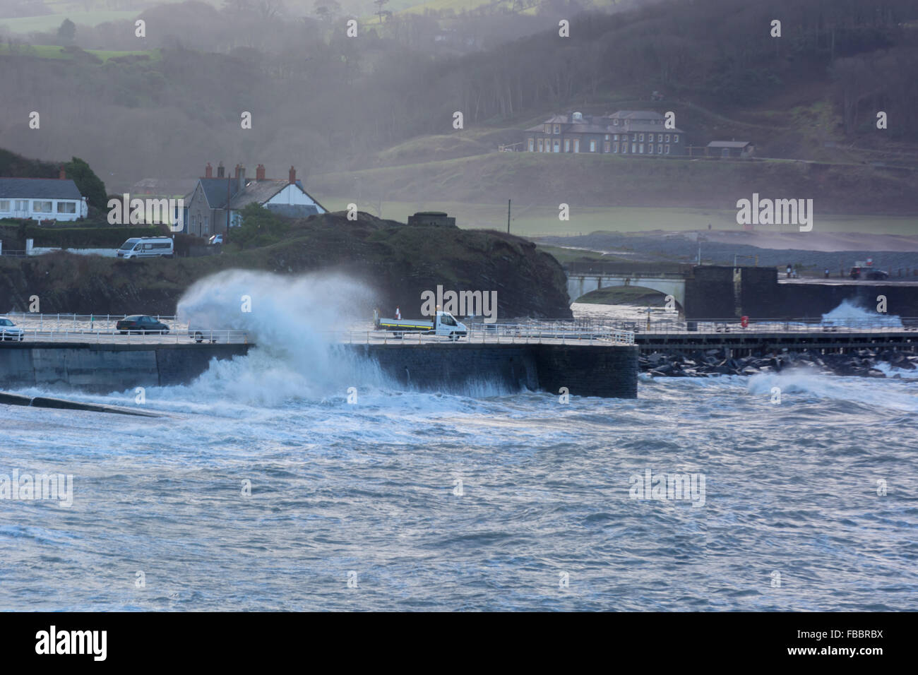 Aberystwyth, Pays de Galles, Royaume-Uni. 14 janvier, 2016. Météo Royaume-uni:Aberystwyth 14 Janvier 2016 - Vagues de continuer à l'ouest du pays de Galles la pâte côte. Les gens s'asseoir au bout du port à regarder comme les vagues se briser sur leurs voitures. Credit : Trebuchet Photography/Alamy Live News Banque D'Images