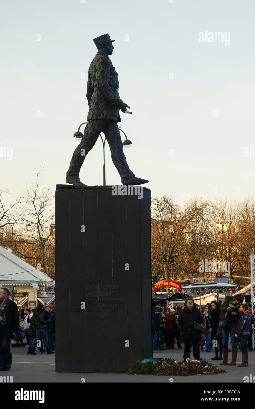 Statue en bronze de Charles de Gaulle, avenue des Champs Elysées, au