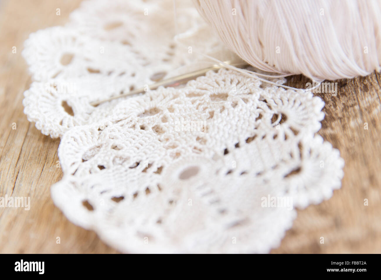 Motif dentelle au crochet tricot détail bois texture couture fil beige ajouré Banque D'Images