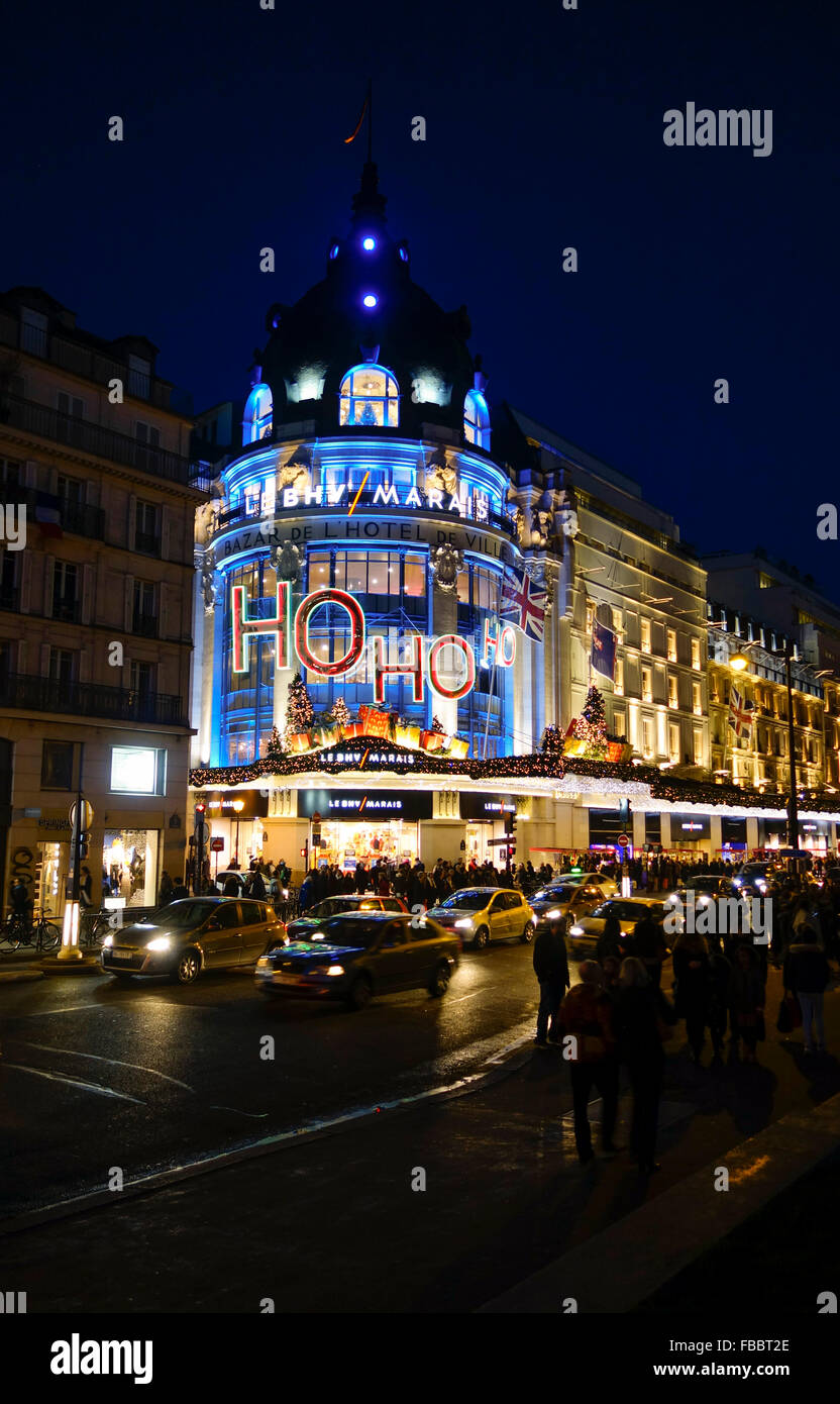 Bazar de l'Hôtel de Ville ou BHV, grand magasin, de nuit avec des lumières de Noël, Paris, France. Banque D'Images