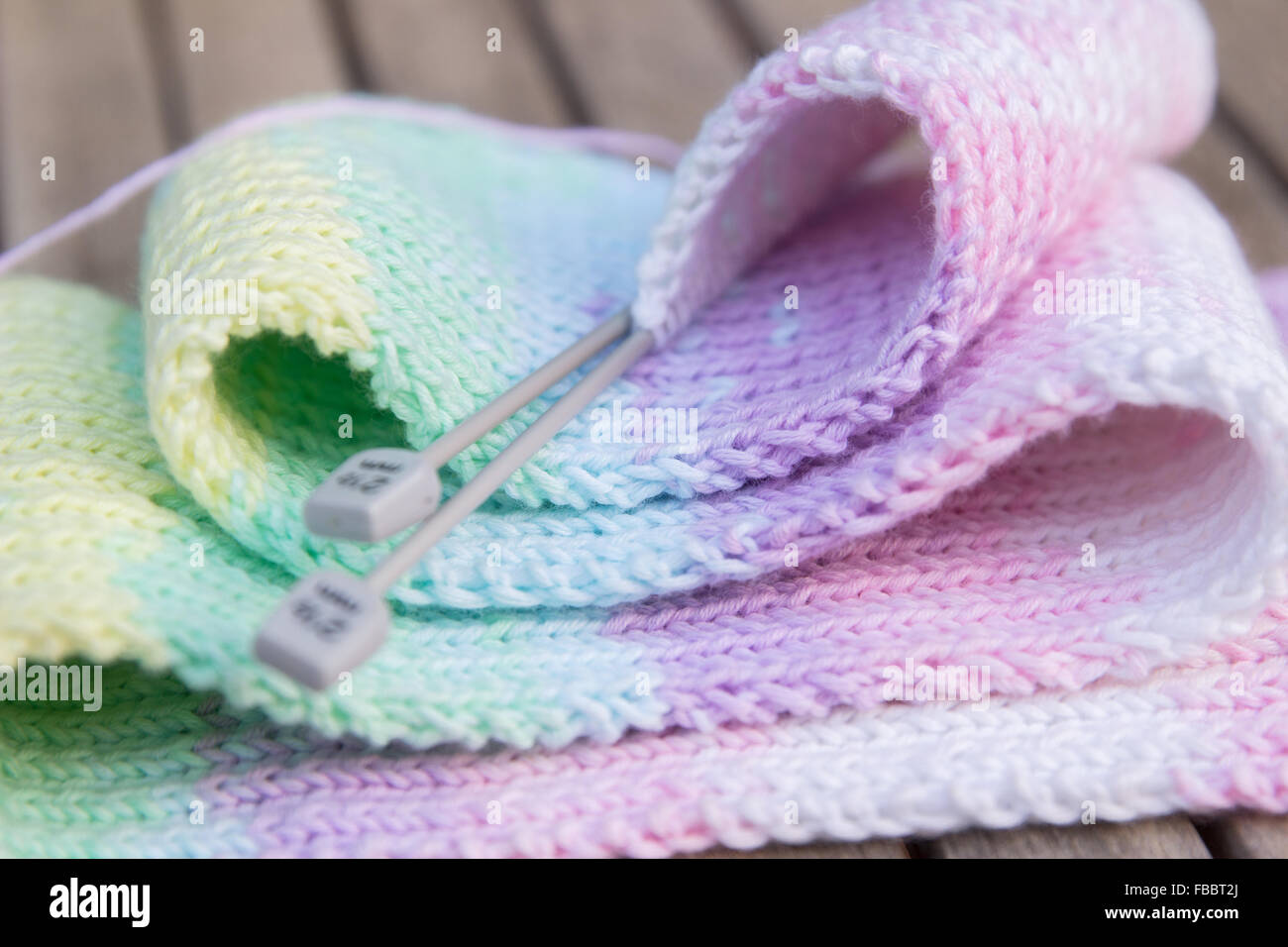 Des aiguilles à tricoter écharpe texturée en tricot multicolore pastel rose  gros plan détail d'artisanat Photo Stock - Alamy
