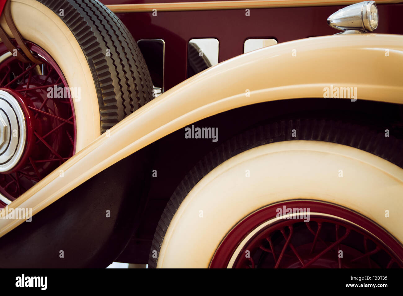 Vue latérale d'ancienne rétro vintage car y compris les pneus classiques Banque D'Images