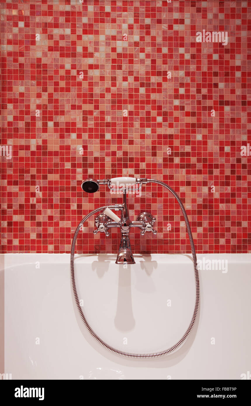 Salle de bains avec carreaux rouge et d''une baignoire, détail Banque D'Images