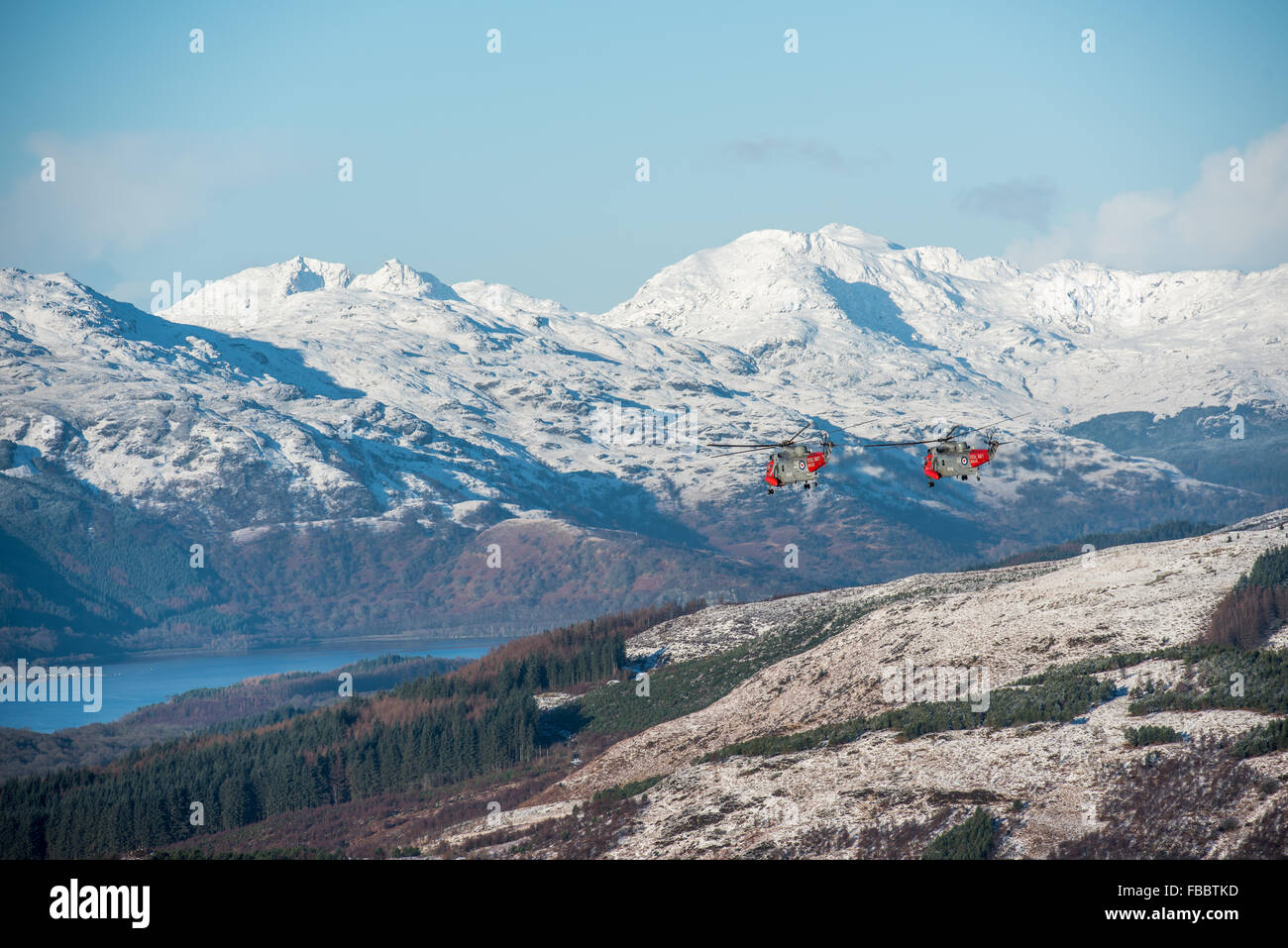 Deux hélicoptères Sea King de HMS Gannet Prestwick en battant sur le Loch Lomond sur une journée d'hiver Banque D'Images