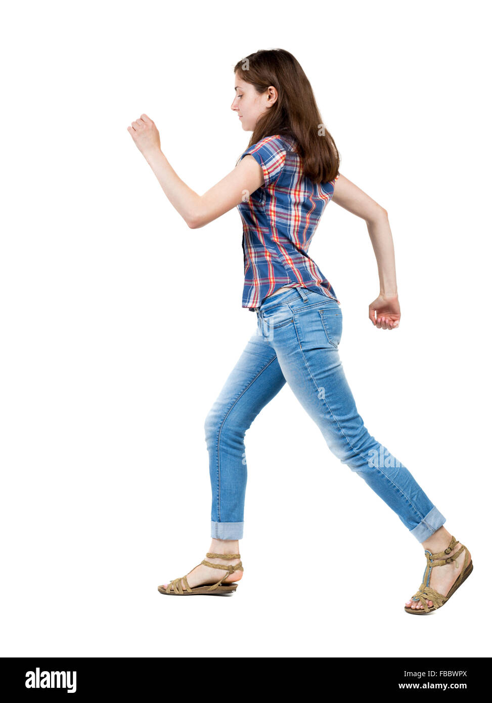 Vue arrière de l'exécution de femme en jeans. belle fille blonde en mouvement. l'arrière de la personne. Vue arrière personnes collection. Plus isolé sur fond blanc. Une jeune fille dans une tunique bleue avec bandes rouges fonctionnant en agitant les bras. Banque D'Images