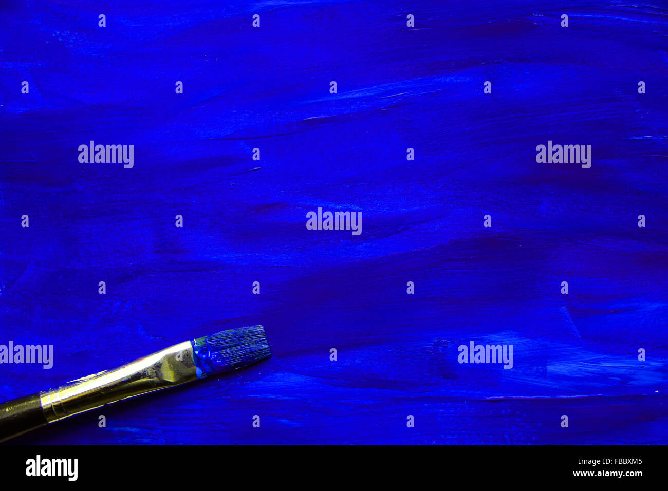 Gros plan de l'arrière-plan de la peinture bleu sur le pinceau Banque D'Images