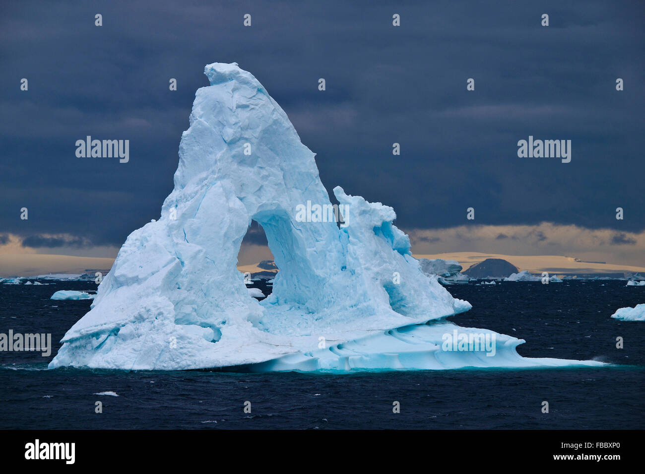 Iceberg avec fenêtre ronde, Péninsule Antarctique Banque D'Images