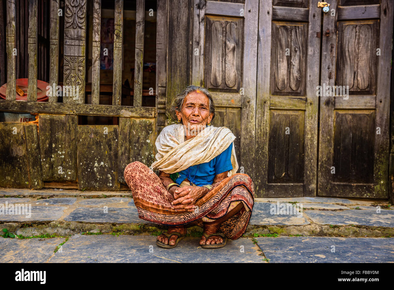 Vieille Femme mendie dans la rue de Bandipur Banque D'Images