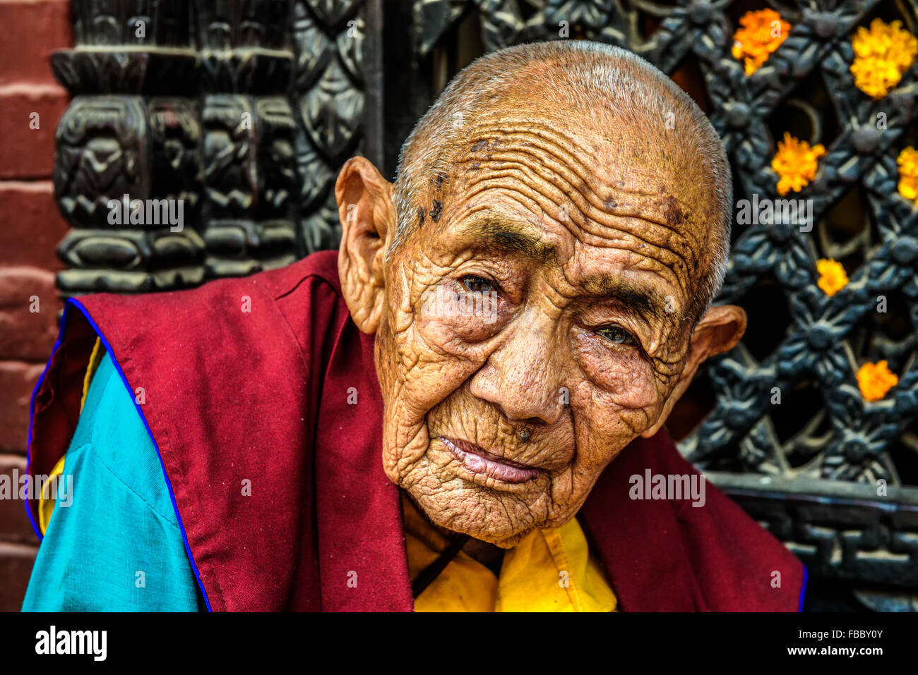 La nonne bouddhiste tibétain très vieux assis à l'extérieur d'un lieu de culte à Katmandou Banque D'Images