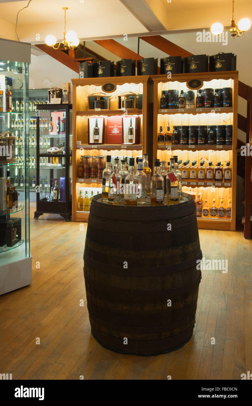 Intérieur de whisky shop Huntly, Aberdeenshire, Ecosse. Banque D'Images